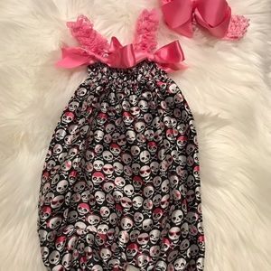 Cute little bubble romper and huge hair bow to match suitable for 6-12 months